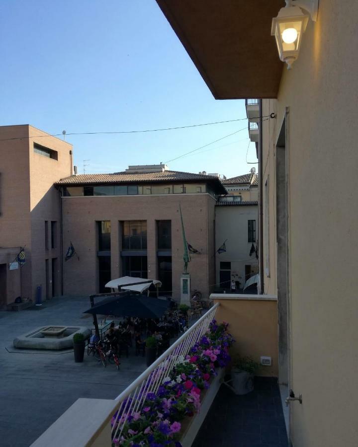 Bloom Rooms Foligno Luaran gambar